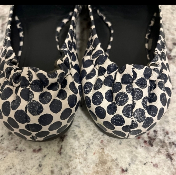 🔹️TORY BURCH🔹️ navy blue & white polka dots Ballet flats size 8 ✨️💙 - Picture 4 of 12